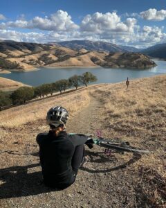 mountain bikers overlooks lake del valle